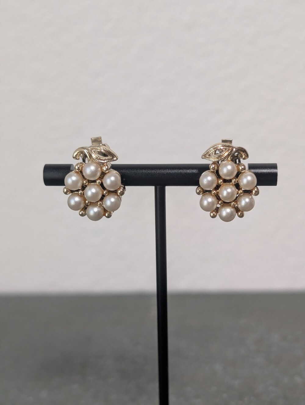 Vintage Beautiful Lisner Gold Tone Flower Grapes Faux Pearl Clip On Earrings